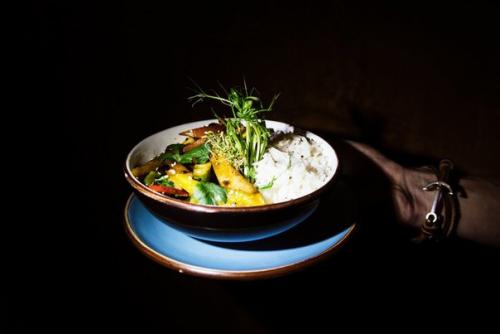 Gotovegancafe.  Дом: бар, вегетарианское кафе и танцпол в бывшем стриптиз - клубе. 08