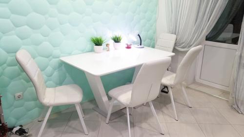 Интересный интерьер светлой кухни с голубыми элементами. 02