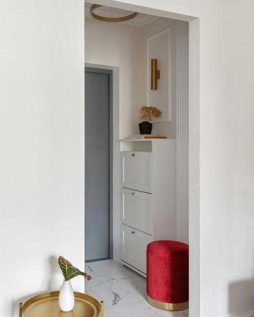 Интерьер выполнен в стиле современной классики - хотелось привнести нотку атмосферы Санкт-петербурга с его торжественностью. 09