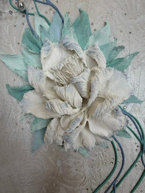 Бирюзовые струи пиона - изящный пример скульптурной живописи, где цветок выходит за плоскость холста и обретает объём, прикосновение и голос. 03