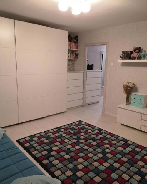 Глядя на этот стильный и красивый интерьер, просто не верится, что затраты на его оформление были скромными. 02