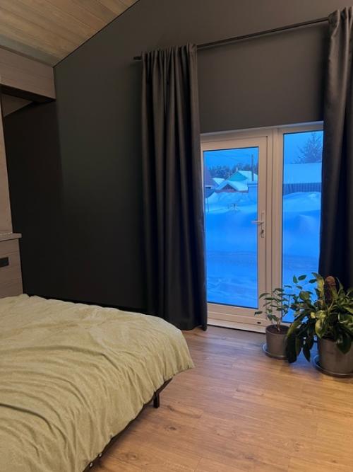 Многие отговаривали меня от идеи повесить в спальне шторы, но я нашла идеальные на wb. 04