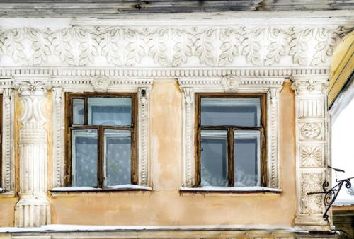 Жилой дом, украшенный замечательной лепниной в начале ХХ века; сразу мы узнаем, что работала здесь артель джмухадзе. 03