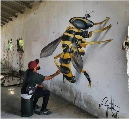 Ну, теперь он может работать художником стен в детском саду. 02