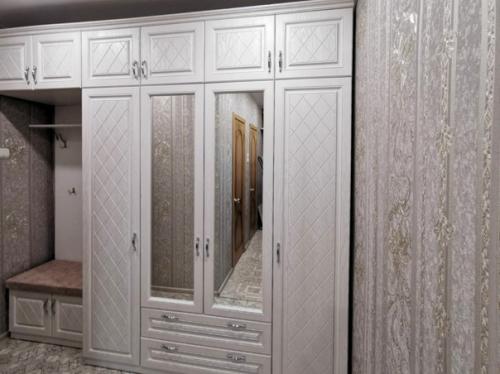 Невероятно элегантная прихожая - конечно же, в белом, для наших заказчиков из Углича. 01