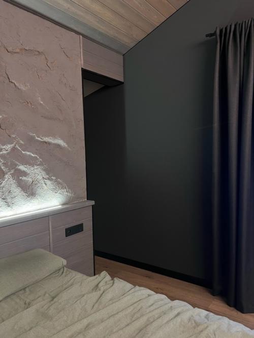 Многие отговаривали меня от идеи повесить в спальне шторы, но я нашла идеальные на wb. 02