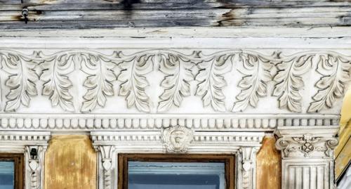 Жилой дом, украшенный замечательной лепниной в начале ХХ века; сразу мы узнаем, что работала здесь артель джмухадзе. 02