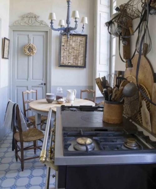 Старинная атмосфера в утонченном интерьере сельского дома 1675 года на севере Франции. 06