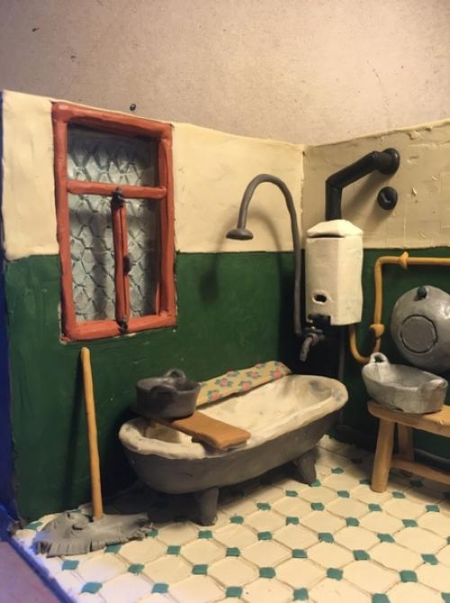 Московский художник Алексей Микулин воссоздал из обычного детского пластилина интерьеры московской коммунальной квартиры, в которой прожил 30 лет. 07