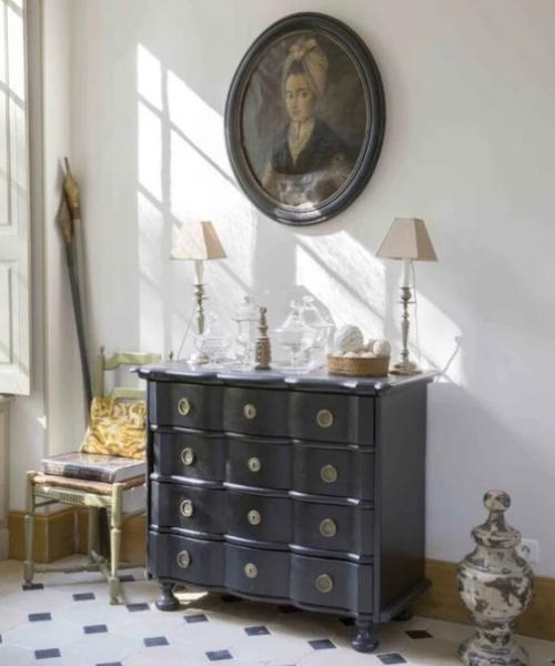 Старинная атмосфера в утонченном интерьере сельского дома 1675 года на севере Франции. 04