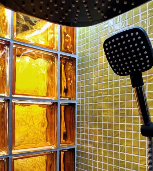 Совмещённый вариант маленького санузла, где удачно расположилось всё необходимое: унитаз, гиг. 02