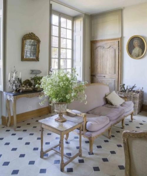 Старинная атмосфера в утонченном интерьере сельского дома 1675 года на севере Франции. 02