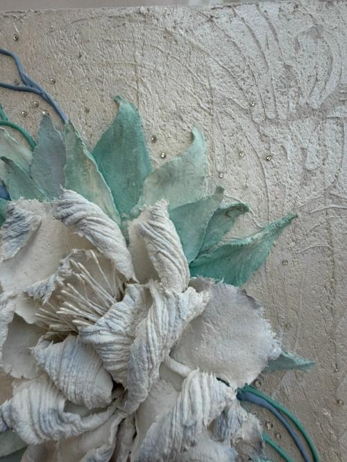 Бирюзовые струи пиона - изящный пример скульптурной живописи, где цветок выходит за плоскость холста и обретает объём, прикосновение и голос. 04