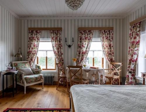 В 2021 году в центре Суздаля появилась мини - гостиница Пестово Подворье, которая занимает бывший купеческий дом XIX века. 03