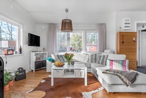 Уютный загородный дом с просторной деревянной террасой, где в хорошую погоду можно обустроить дополнительную зону отдыха на свежем воздухе. 04