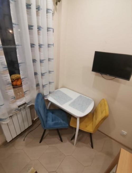 Небольшая кухня. В светлых цветах. 02