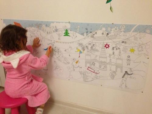 Ваш ребенок настолько творчески активен, что приходится чуть ли не каждый месяц менять обои в детской комнате? 04