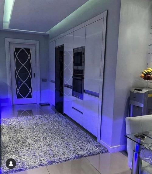 Подсветка кухонного гарнитура создаёт удивительный эффект парения, который сделает даже самый минималистичный интерьер кухни незабываемым. 02