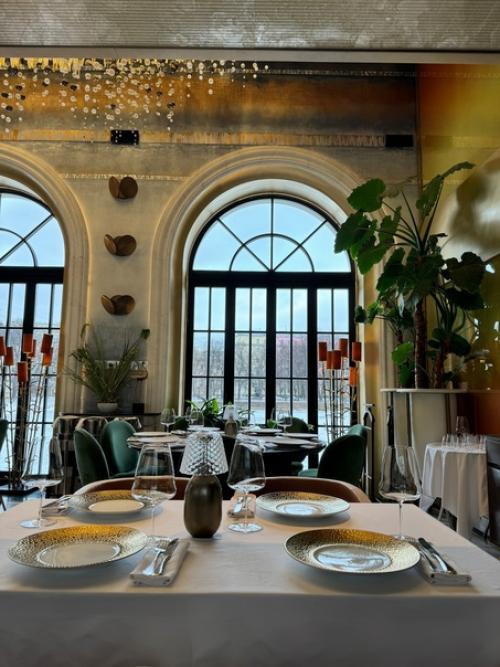 Я почти маниакальный эстет и визуал, которому для счастья физически необходимо создавать вокруг себя красоту, где бы я ни была. 06