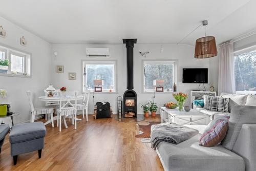 Уютный загородный дом с просторной деревянной террасой, где в хорошую погоду можно обустроить дополнительную зону отдыха на свежем воздухе. 01