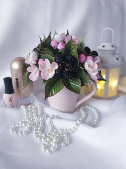 В наличии.  Цветочно - ягодная композиция.