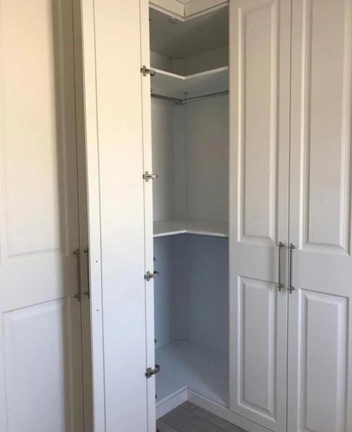 Вот повезло же кому-то с размерами квартиры целая огромная комната - шикарная гардеробная для большой семьи! 06