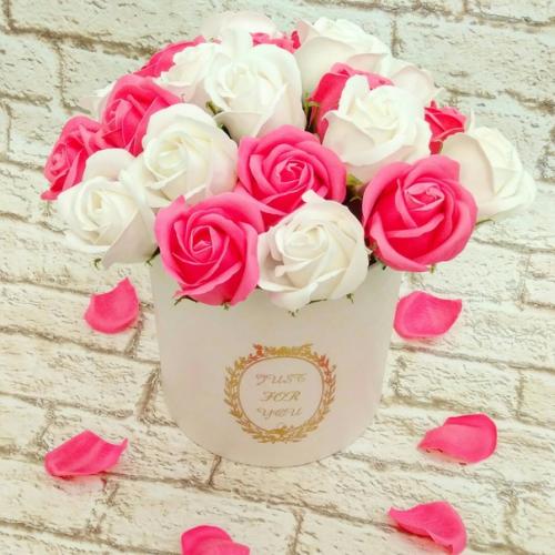 Цветами украшают интерьер любого дома.