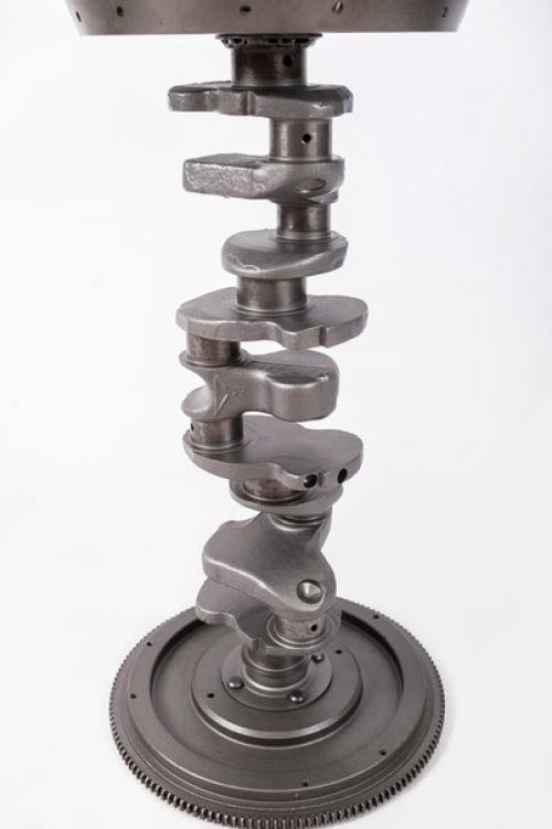 Неординарное и смелое решение для вашего интерьера - дизайнерский стол с необычным основанием из автомобильной запчасти. 03