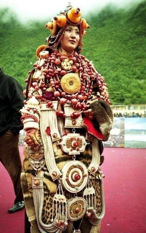 Девушки кочевой народности кхампа (тибет) в традиционных украшениях для праздничных церемоний. 09