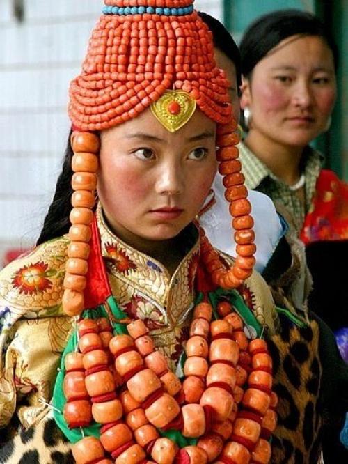 Девушки кочевой народности кхампа (тибет) в традиционных украшениях для праздничных церемоний. 02