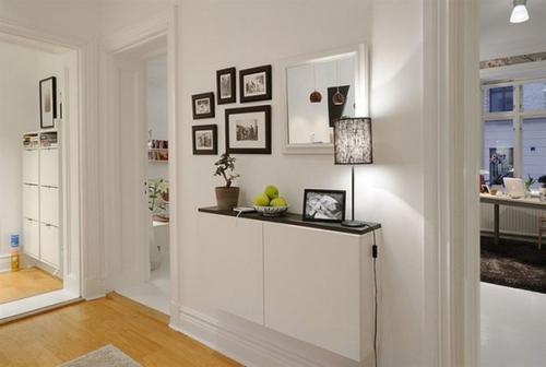 Даже в самой маленькой прихожей, как правило, находится место для зеркала. 04