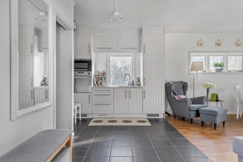 Уютный загородный дом с просторной деревянной террасой, где в хорошую погоду можно обустроить дополнительную зону отдыха на свежем воздухе. 03