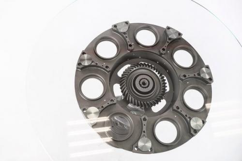 Неординарное и смелое решение для вашего интерьера - дизайнерский стол с необычным основанием из автомобильной запчасти. 04