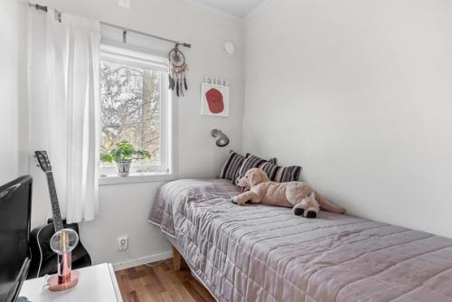 Уютный загородный дом с просторной деревянной террасой, где в хорошую погоду можно обустроить дополнительную зону отдыха на свежем воздухе. 06