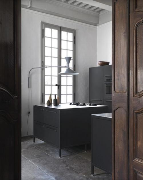 Угольно - черные. Угольно - черные кухни стали в последнее время довольно частым явлением в дизайне интерьера. 05