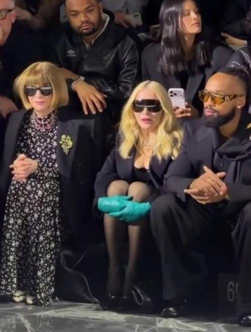 Ей 67 лет, мадонна пришла на показ D&G в мини, но обсуждают не это. 02