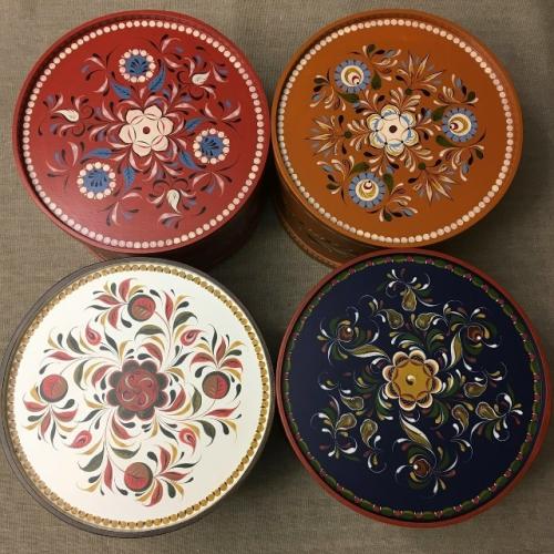 Шенкурская роспись.

Мастера этой росписи проживали в селениях по берегам рек ваги, устьи и кокшеньги.  