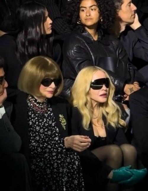 Ей 67 лет, мадонна пришла на показ D&G в мини, но обсуждают не это. 01