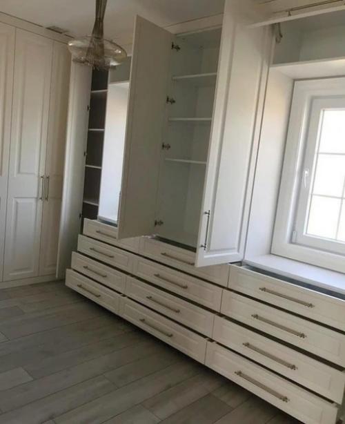 Вот повезло же кому-то с размерами квартиры целая огромная комната - шикарная гардеробная для большой семьи! 03