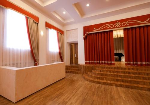 25 марта работники культуры отметят свой профессиональный праздник и к этой дате завершены работы по капитальному ремонту малого зала ДК. 01