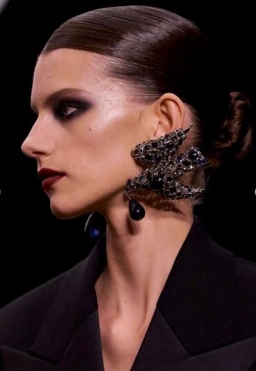 На показе женской зимней коллекции сен Лоран (Saint Laurent) 2026 года украшения стали одним из самых ярких элементов коллекции. 06