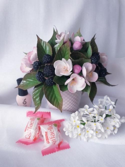 В наличии.  Цветочно - ягодная композиция. 02