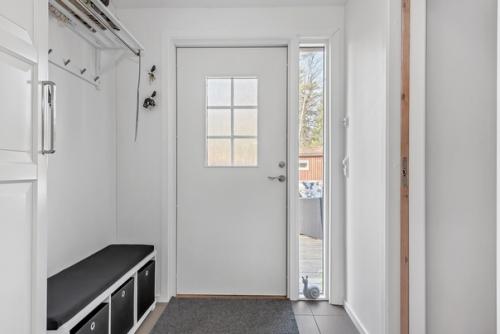 Уютный загородный дом с просторной деревянной террасой, где в хорошую погоду можно обустроить дополнительную зону отдыха на свежем воздухе. 08