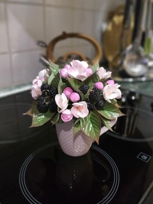 В наличии.  Цветочно - ягодная композиция. 05