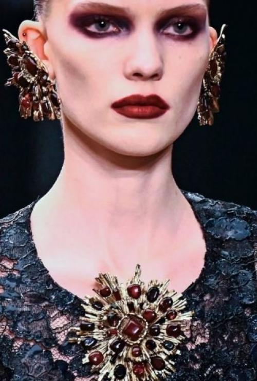 На показе женской зимней коллекции сен Лоран (Saint Laurent) 2026 года украшения стали одним из самых ярких элементов коллекции. 07