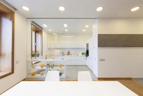 Трёхкомнатная квартира cо стеклянным зонированием.