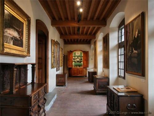 Интерьеры швейцарского замка грюйер. 04