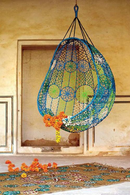 Подвесные кресла.

Подчеркнуть необычный интерьер, который создан с заботой о комфорте жильцов, можно при помощи подвесных кресел.  