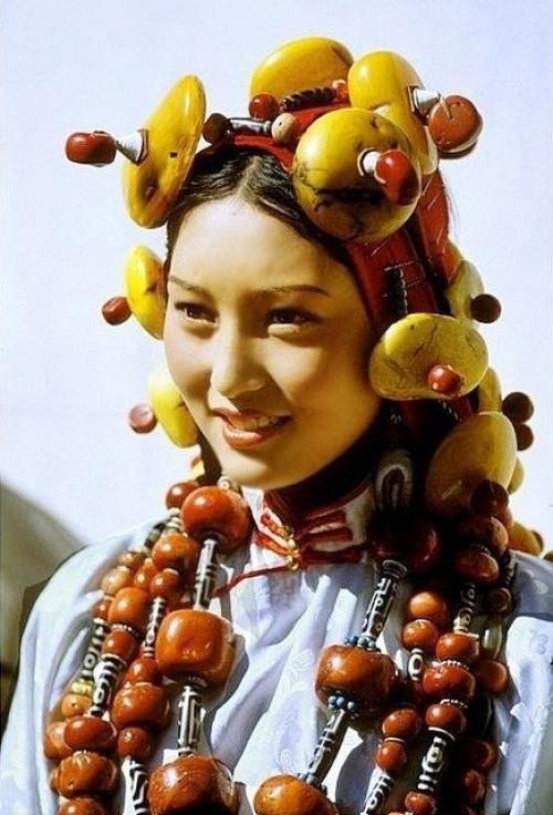 Девушки кочевой народности кхампа (тибет) в традиционных украшениях для праздничных церемоний. 07