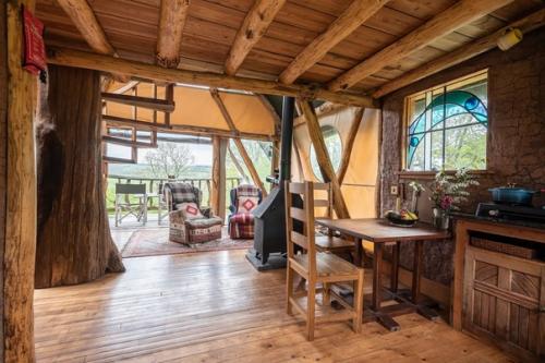 Дом - глэмпинг со стволом дерева в интерьере домика. 01